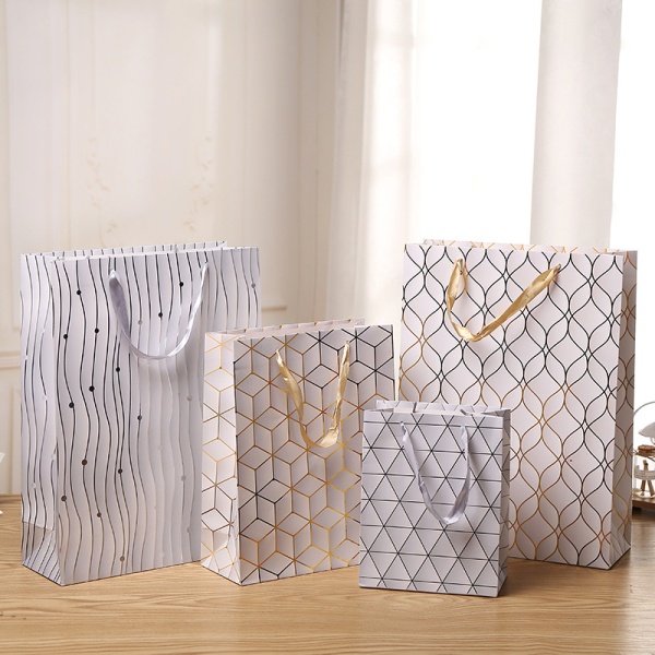 Paket podarochnyy Snax 207 25x32x11