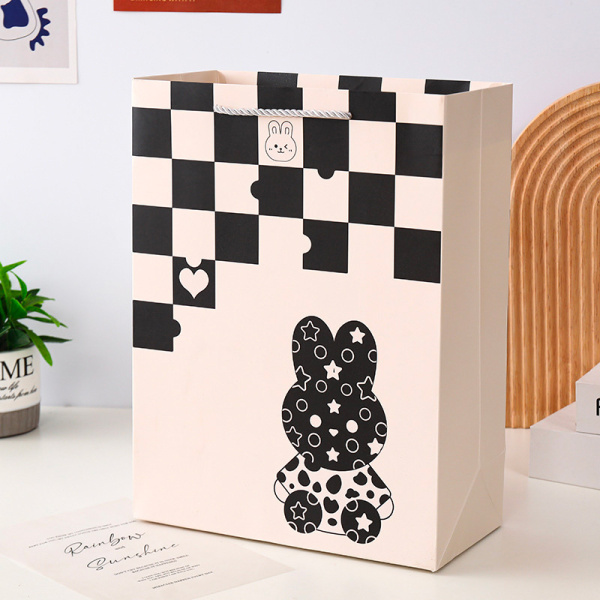 Paket podarochnyy Yokee Rabbit Cube 33*25sm